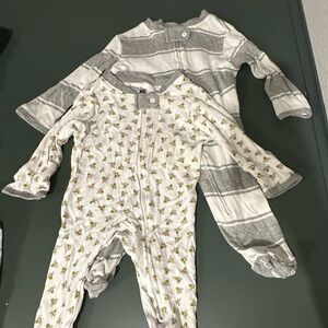 Set of 2 newborn Burt’s bees PJ